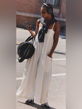 FREE PEOPLE HOT SHOT STRAPPy JUMPSUIT IN CREAM
NEW WITH TAGS 
SIZE XS AVAILABLE